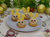 Фото приготовления рецепта: Закуска на крекерах "Кролики", из крабовых палочек, яиц и сыра - шаг №12
