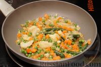 Фото приготовления рецепта: Рис с замороженными овощами (на сковороде) - шаг №5