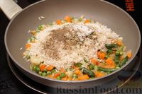 Фото приготовления рецепта: Рис с замороженными овощами (на сковороде) - шаг №6