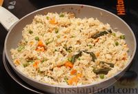 Фото приготовления рецепта: Рис с замороженными овощами (на сковороде) - шаг №8
