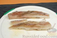 Фото приготовления рецепта: Рыба, запечённая под сметанно-горчичным соусом и хлебной крошкой - шаг №3
