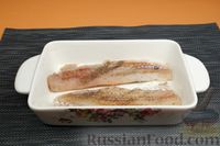 Фото приготовления рецепта: Рыба, запечённая под сметанно-горчичным соусом и хлебной крошкой - шаг №8