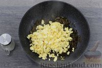 Фото приготовления рецепта: Яичница с жареным луком и соевым соусом - шаг №9
