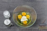 Фото приготовления рецепта: Яичные рулетики с сыром и чесноком - шаг №2