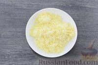 Фото приготовления рецепта: Яичные рулетики с сыром и чесноком - шаг №6