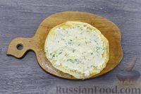 Яичный рулет с сыром и чесноком на сковороде