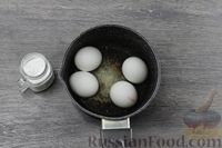 Фото приготовления рецепта: Яйца, фаршированные свёклой и сыром - шаг №3