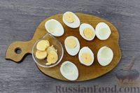 Фото приготовления рецепта: Яйца, фаршированные свёклой и сыром - шаг №4