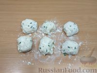 Фото приготовления рецепта: Бездрожжевые лепёшки на кефире, с творогом и зеленью - шаг №9