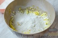Фото приготовления рецепта: Песочный пирог с клюквой и меренгой - шаг №6