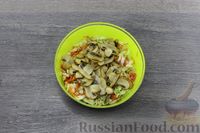 Фото приготовления рецепта: Рулет из лаваша с фасолью, грибами, капустой и помидором - шаг №11