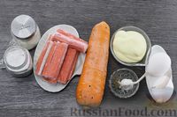 Фото приготовления рецепта: Салат с крабовыми палочками, свежей морковью, яйцами и чесноком - шаг №1