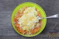 Фото приготовления рецепта: Салат с крабовыми палочками, свежей морковью, яйцами и чесноком - шаг №6