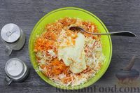 Фото приготовления рецепта: Салат с крабовыми палочками, свежей морковью, яйцами и чесноком - шаг №7