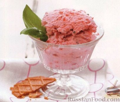 Рецепт Йогуртовое мороженое с клубникой и базиликом