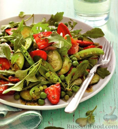Рецепт Овощной салат с клубникой