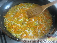 Фото приготовления рецепта: Гороховый постный суп с солеными огурчиками - шаг №6