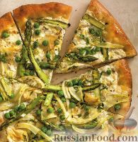Фото к рецепту: Пицца с фенхелем, спаржей и зеленым горошком