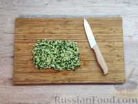 Фото приготовления рецепта: Крабовый салат в виде кролика - шаг №8