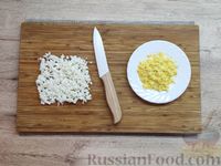 Фото приготовления рецепта: Крабовый салат в виде кролика - шаг №6