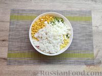 Фото приготовления рецепта: Крабовый салат в виде кролика - шаг №10