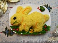 Фото приготовления рецепта: Крабовый салат в виде кролика - шаг №17