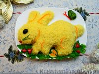 Фото к рецепту: Крабовый салат в виде кролика