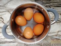 Фото приготовления рецепта: Слоёный салат с курицей, сыром, грибами и ананасами - шаг №3