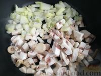 Фото приготовления рецепта: Слоёный салат с курицей, сыром, грибами и ананасами - шаг №4