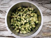 Фото приготовления рецепта: Слоёный салат с курицей, сыром, грибами и ананасами - шаг №9
