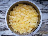 Фото приготовления рецепта: Слоёный салат с курицей, сыром, грибами и ананасами - шаг №11