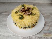 Фото приготовления рецепта: Слоёный салат с курицей, сыром, грибами и ананасами - шаг №13