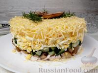 Фото приготовления рецепта: Слоёный салат с курицей, сыром, грибами и ананасами - шаг №15