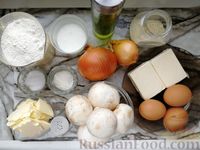 Фото приготовления рецепта: Закусочный пирог с луком, грибами и сыром - шаг №1