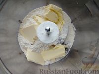 Фото приготовления рецепта: Закусочный пирог с луком, грибами и сыром - шаг №2