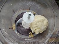 Фото приготовления рецепта: Закусочный пирог с луком, грибами и сыром - шаг №4