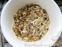 Фото приготовления рецепта: Закусочный пирог с луком, грибами и сыром - шаг №10
