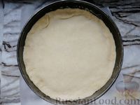 Фото приготовления рецепта: Закусочный пирог с луком, грибами и сыром - шаг №15