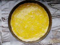 Фото приготовления рецепта: Закусочный пирог с луком, грибами и сыром - шаг №16