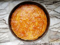 Фото приготовления рецепта: Закусочный пирог с луком, грибами и сыром - шаг №17