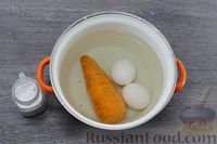 Фото приготовления рецепта: Бутерброды с яйцами, морковью и сельдью - шаг №2
