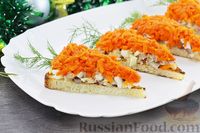 Фото приготовления рецепта: Бутерброды с яйцами, морковью и сельдью - шаг №14