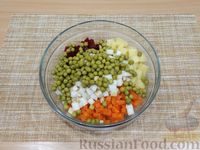 Фото приготовления рецепта: Винегрет с грушей и квашеной капустой - шаг №11