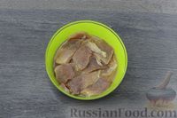 Фото приготовления рецепта: Свинина, тушенная с маринованными огурцами - шаг №4