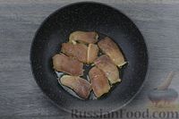Фото приготовления рецепта: Свинина, тушенная с маринованными огурцами - шаг №5