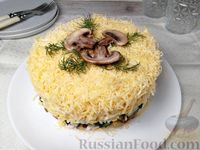 Фото к рецепту: Слоёный салат с курицей, сыром, грибами и ананасами