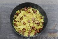 Фото приготовления рецепта: Рис с курицей, колбасками и зелёным горошком (на сковороде) - шаг №9