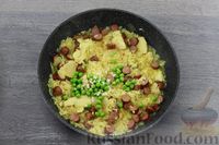 Фото приготовления рецепта: Рис с курицей, колбасками и зелёным горошком (на сковороде) - шаг №10