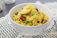 Фото приготовления рецепта: Рис с курицей, колбасками и зелёным горошком (на сковороде) - шаг №12