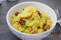 Фото приготовления рецепта: Рис с курицей, колбасками и зелёным горошком (на сковороде) - шаг №13